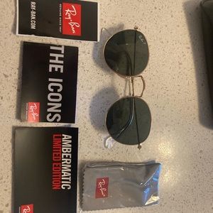 Brand new circle ray-bans, polarized. Round metal style RB3447. Black and gold